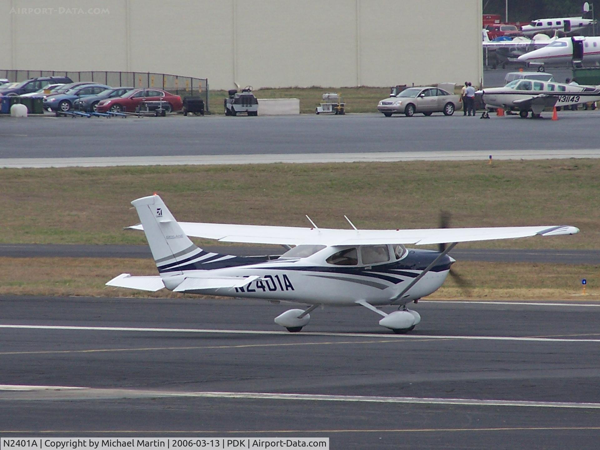 N2401A, 2006 Cessna 182T Skylane C/N 18281755, Taxing to 20R