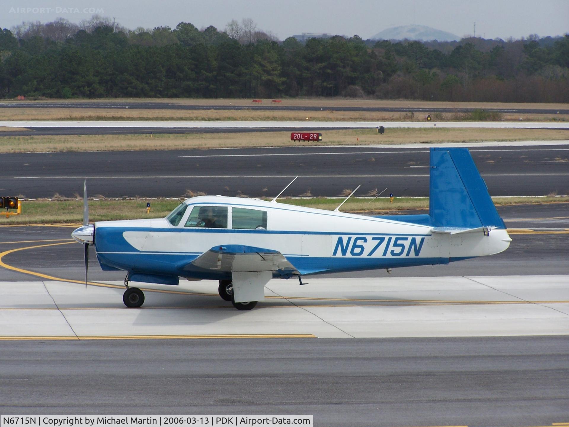 N6715N, 1968 Mooney M20C Ranger C/N 680047, Taxing to Epps Air Service