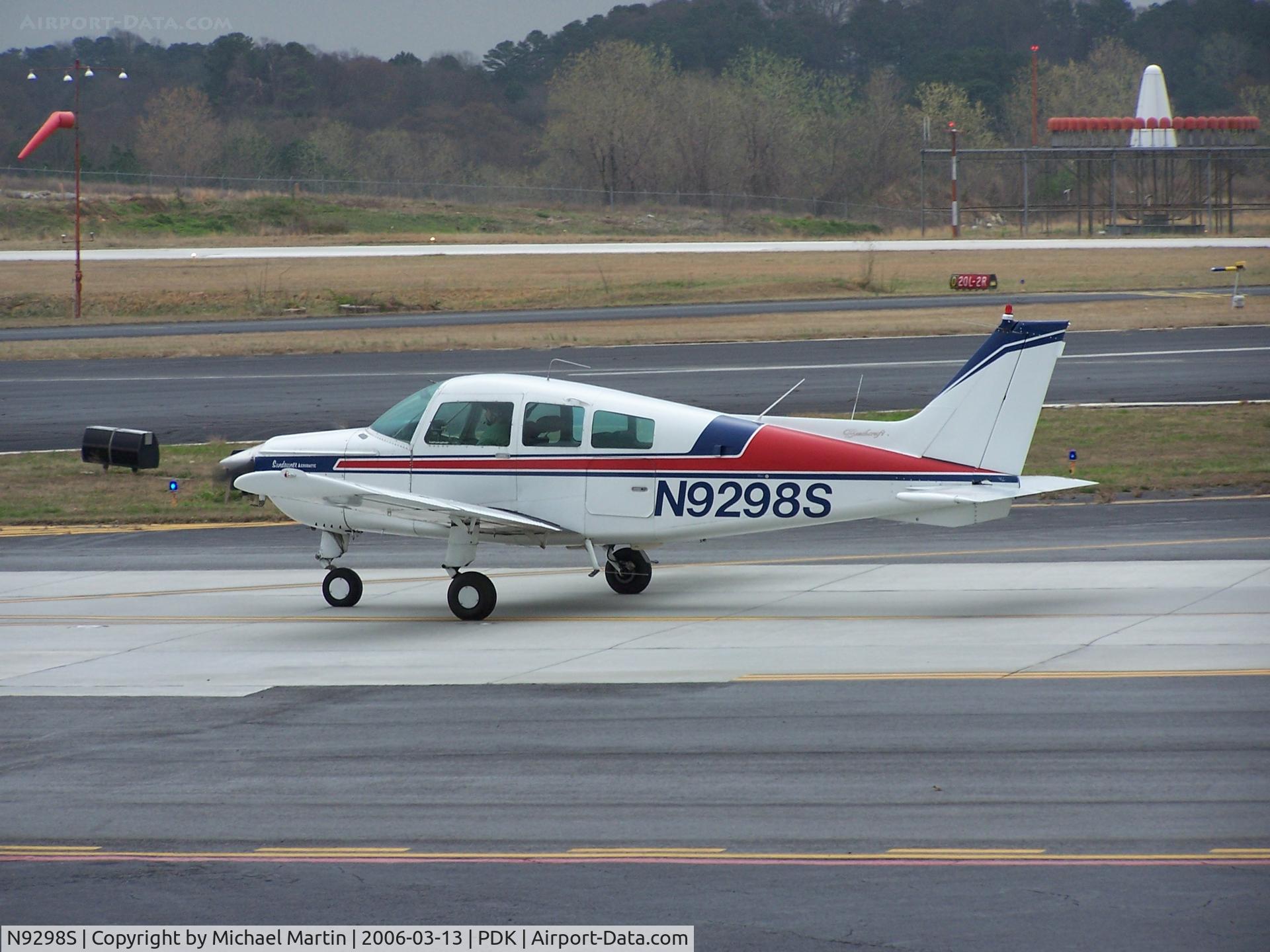N9298S, 1975 Beech C23 Sundowner 180 C/N M-1629, Taxing to Epps Air Service