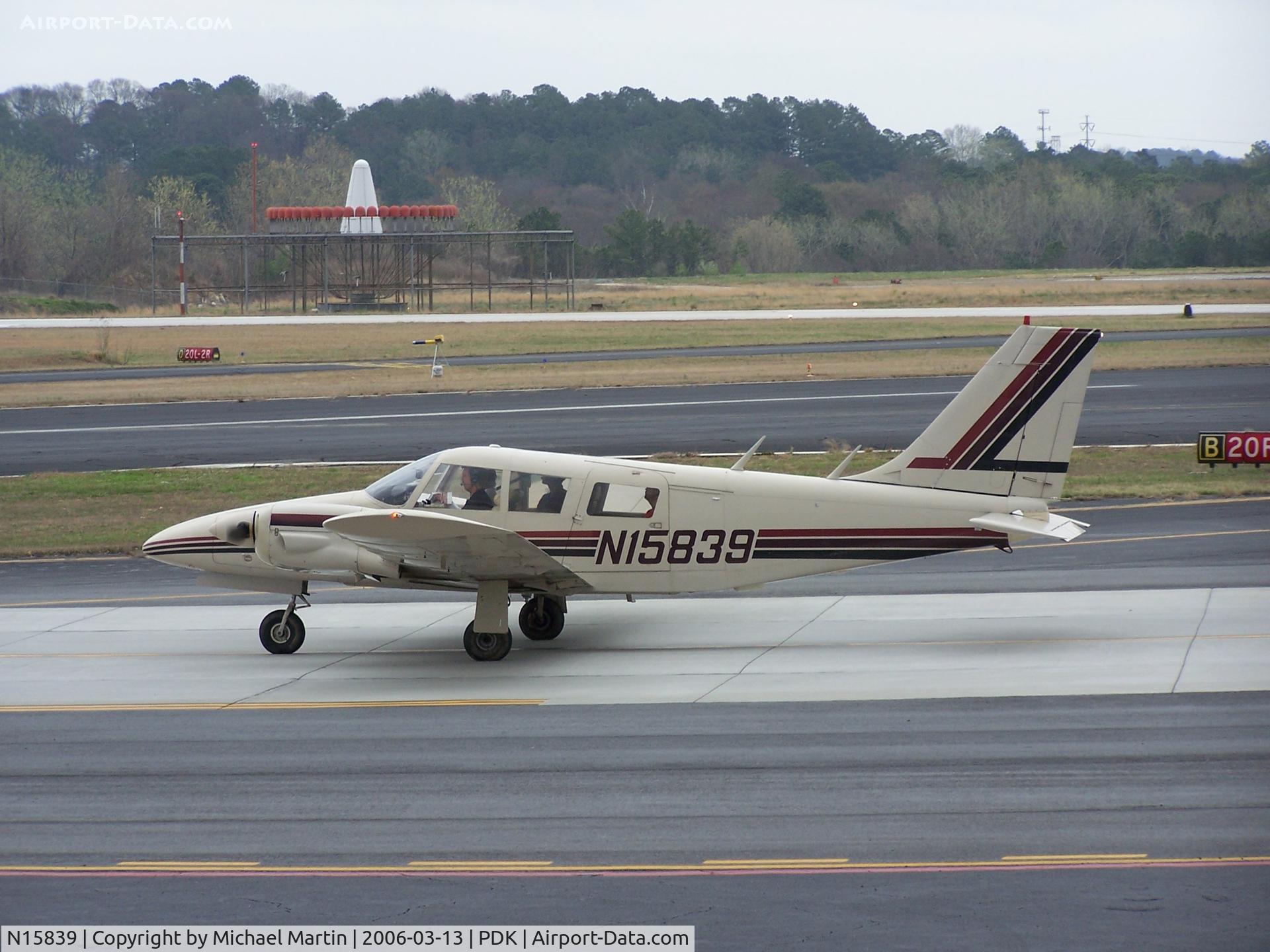N15839, 1972 Piper PA-34-200 C/N 34-7350100, Taxing back from flight