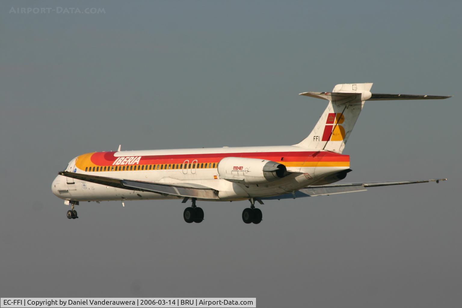 EC-FFI, 1991 McDonnell Douglas MD-87 (DC-9-87) C/N 53210, short to land on rnw 25L