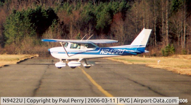 N9422U, 1976 Cessna 150M C/N 15078370, Transiting the taxiway, getting ready for a flight