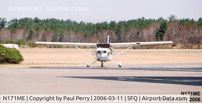 N171ME, 2000 Cessna 172S C/N 172S8460, Coming in, bypassing the fuel pit