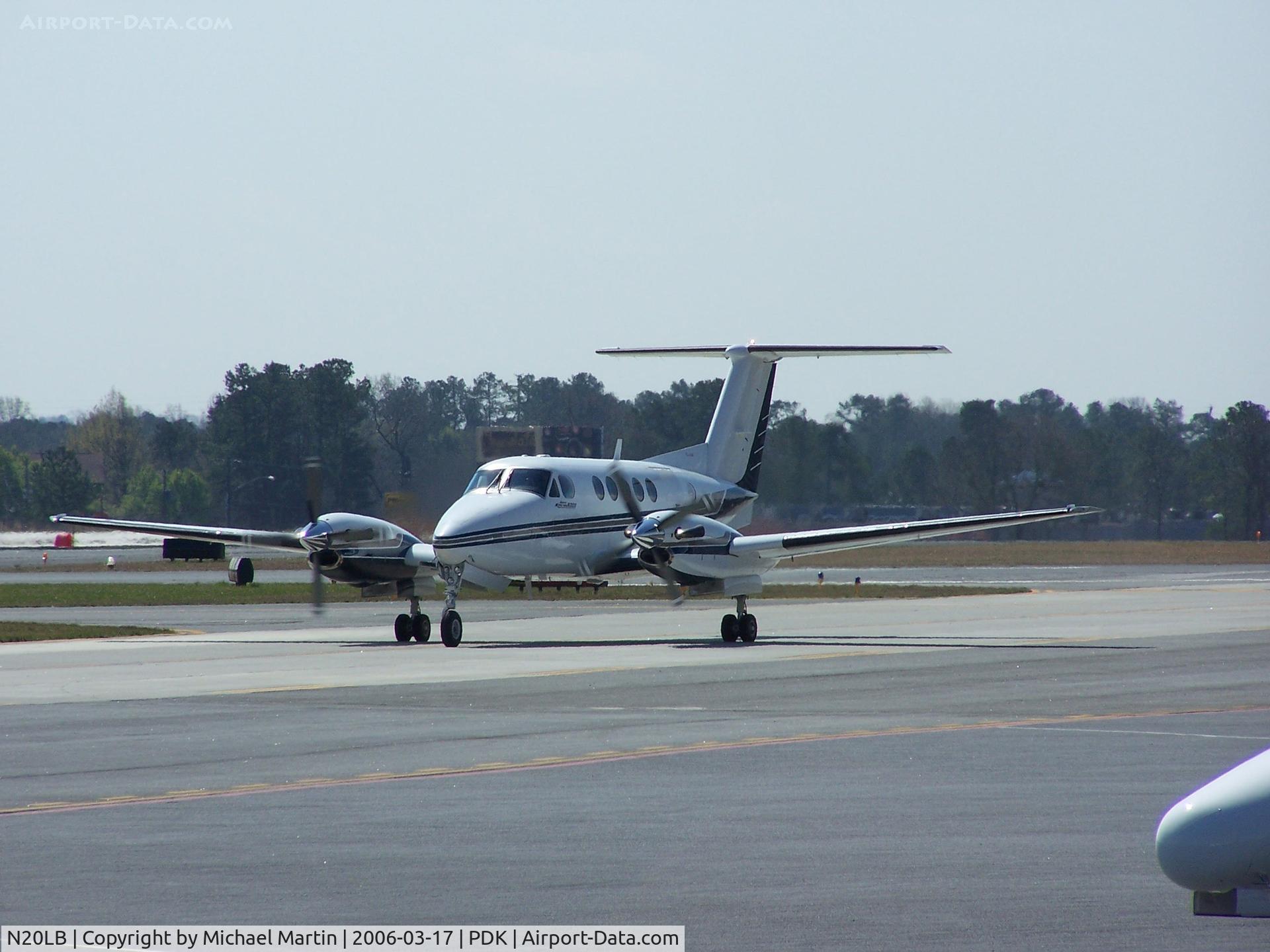 N20LB, 1996 Raytheon B200 King Air C/N BB-1541, Taxing to Epps Air Service