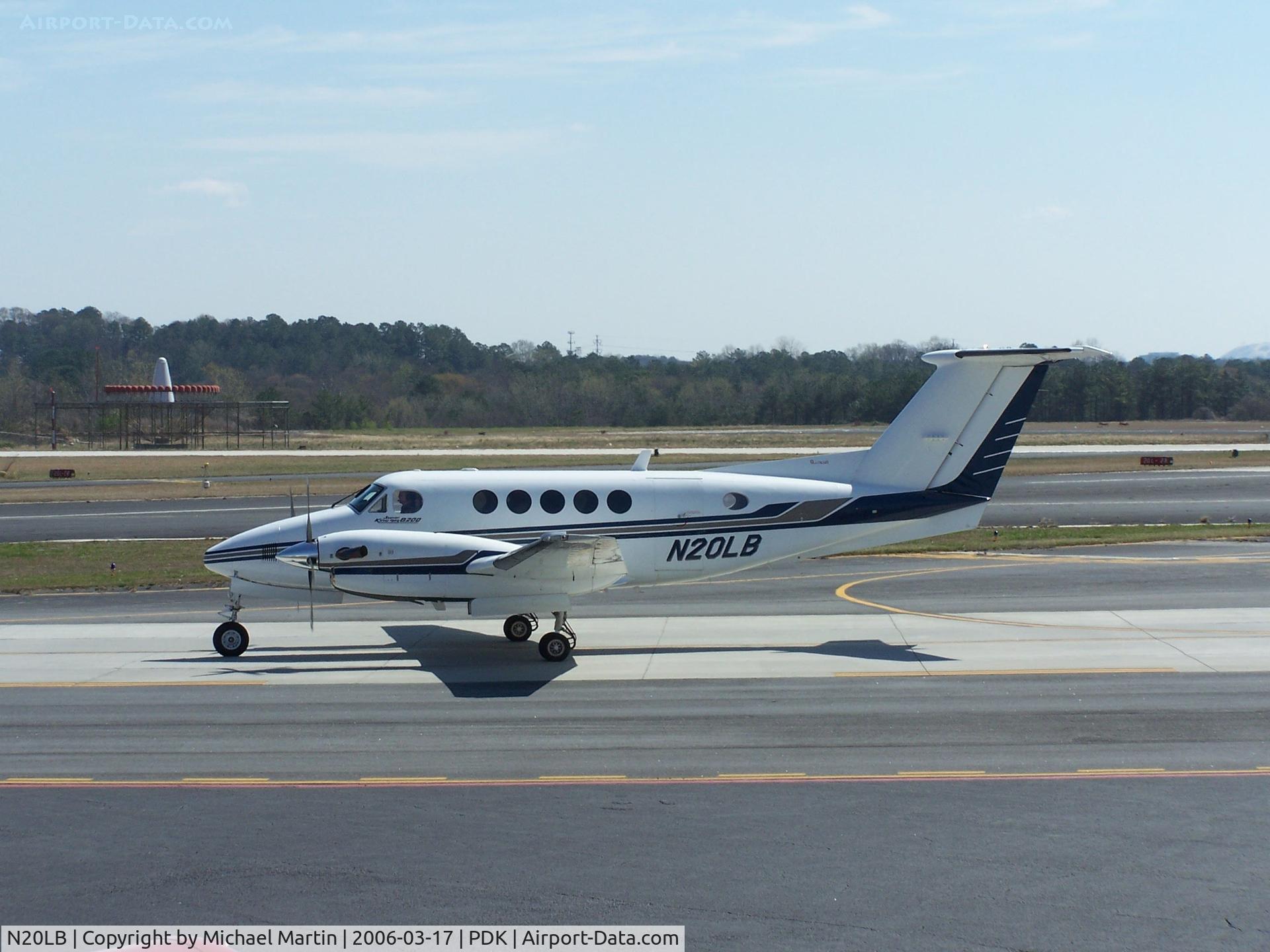 N20LB, 1996 Raytheon B200 King Air C/N BB-1541, Taxing to Epps Air Service