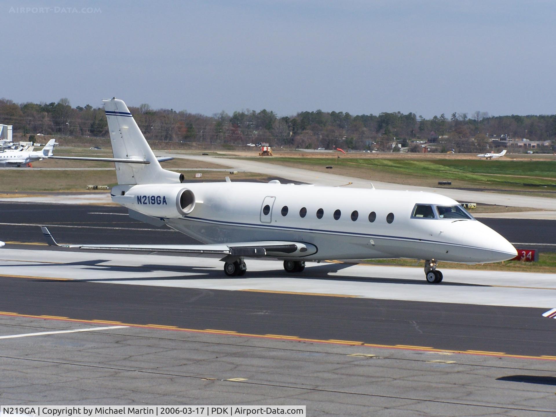 N219GA, 2006 Israel Aircraft Industries Gulfstream G150 C/N 219, Taxing to Runway 20R