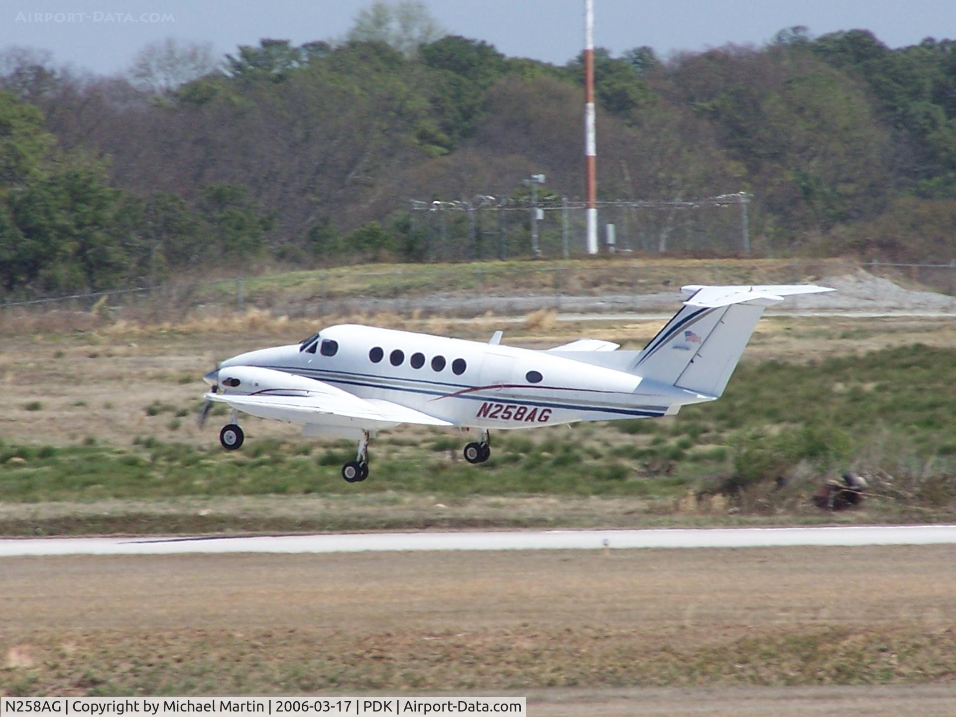 N258AG, 1978 Beech 200 Super King Air C/N BC-44, Departing PDK