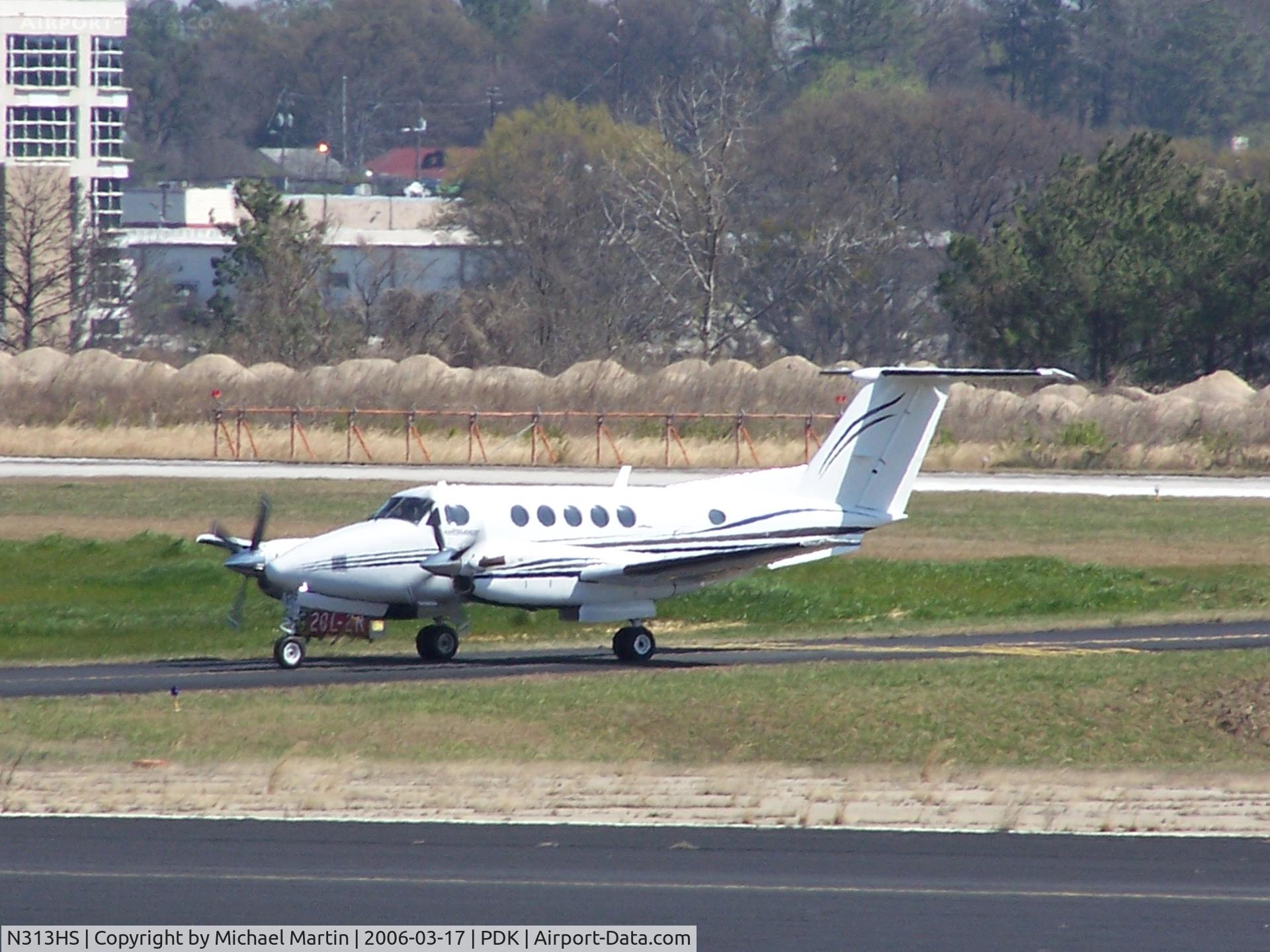 N313HS, 1988 Beech B200 King Air C/N BB-1300, Taxing to Epps Air Service