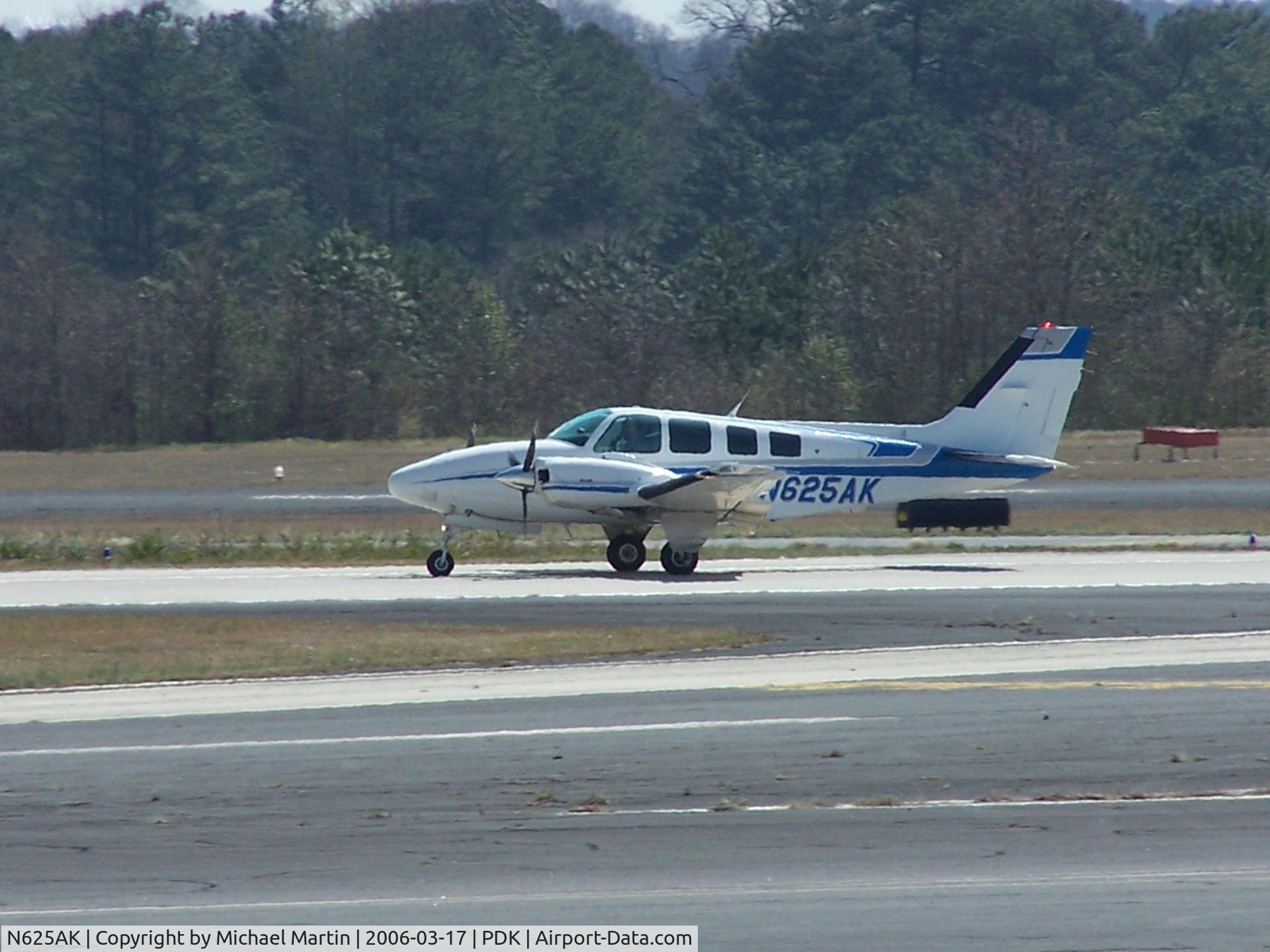 N625AK, 1991 Beech 58 Baron C/N TH-1614, Landing PDK on 20R