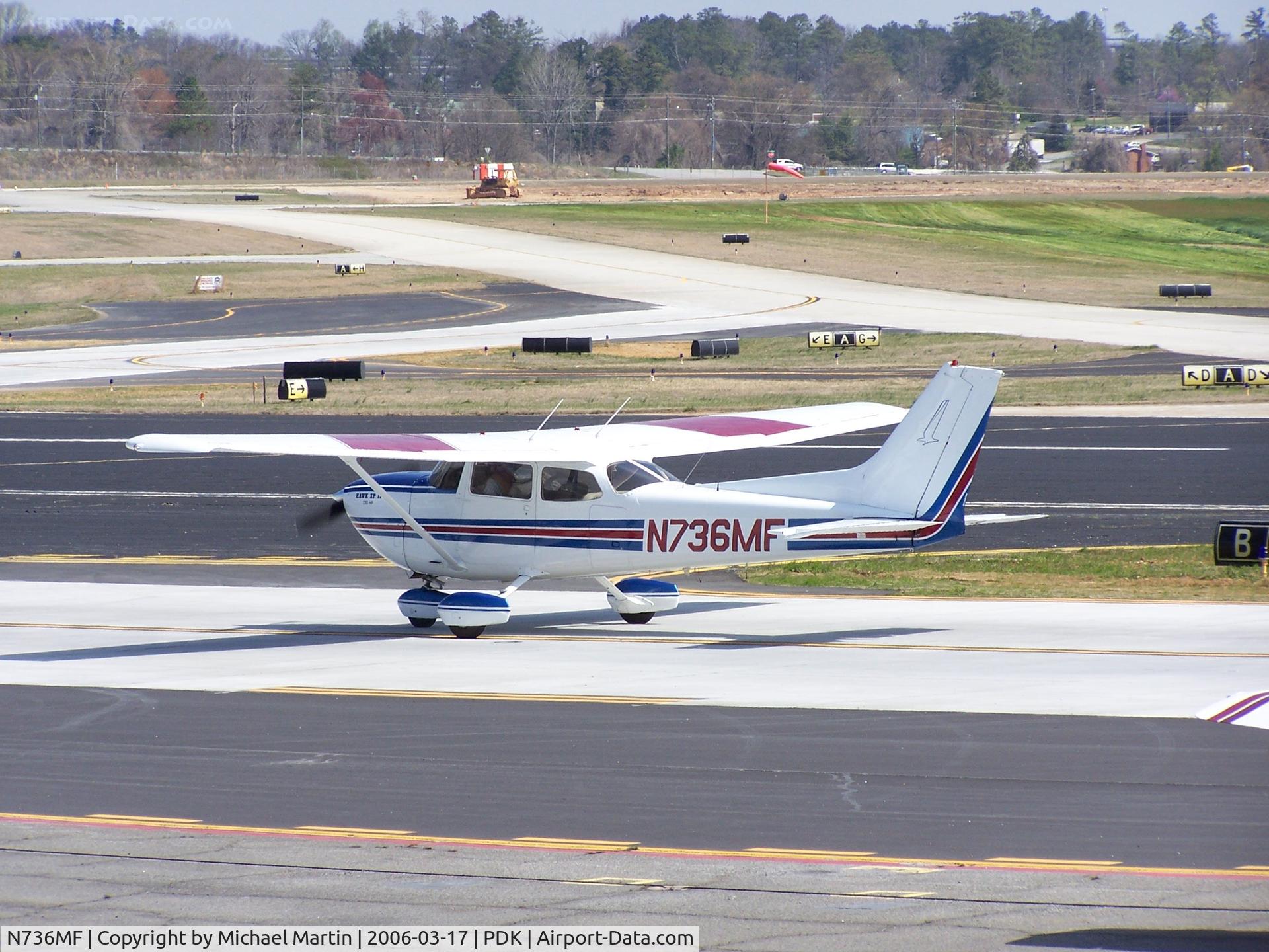 N736MF, 1977 Cessna R172K Hawk XP C/N R1722629, Taxing to Epps Air Service