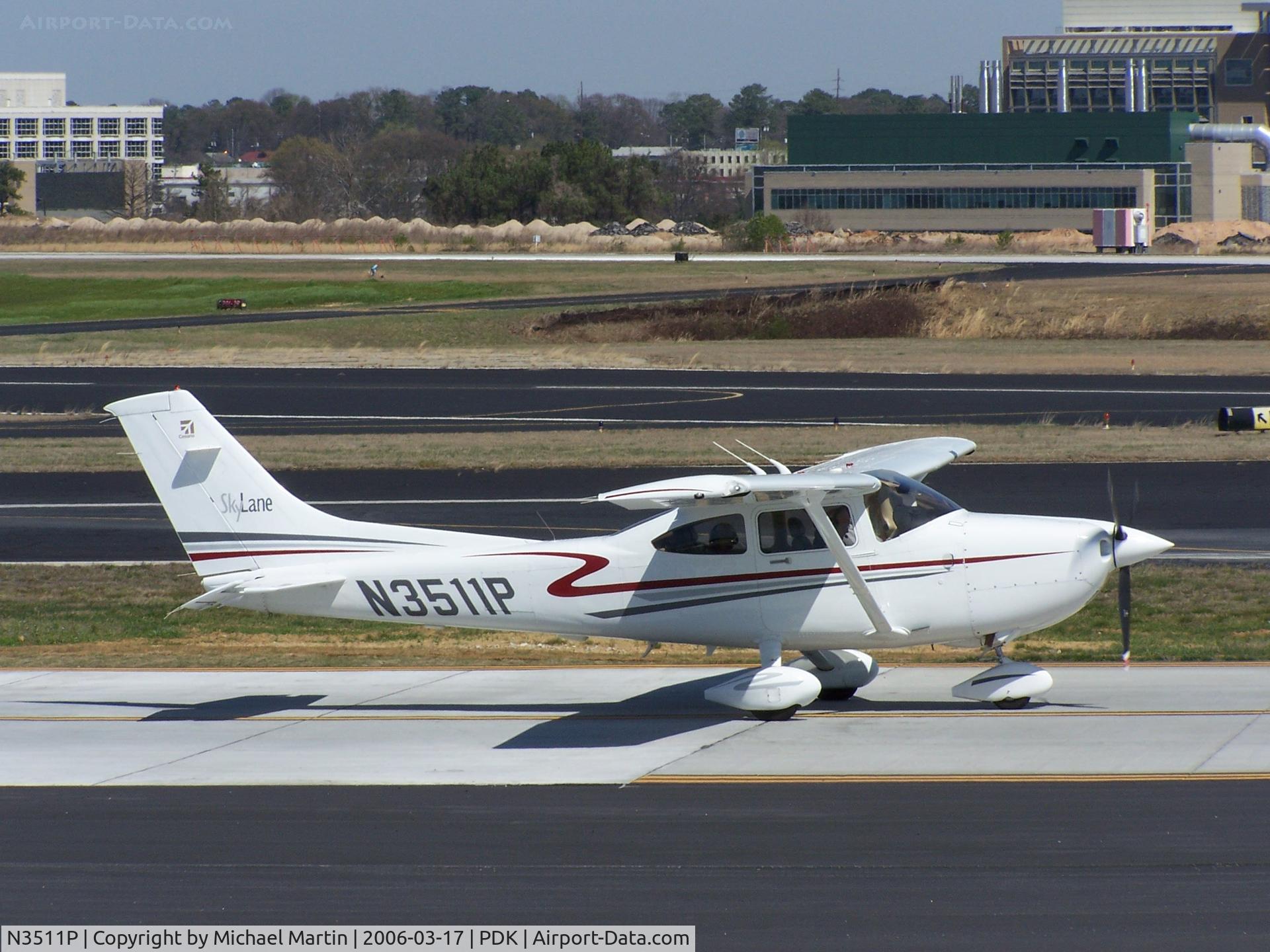N3511P, 2001 Cessna 182T Skylane C/N 18281014, Taxing to Runway 20L