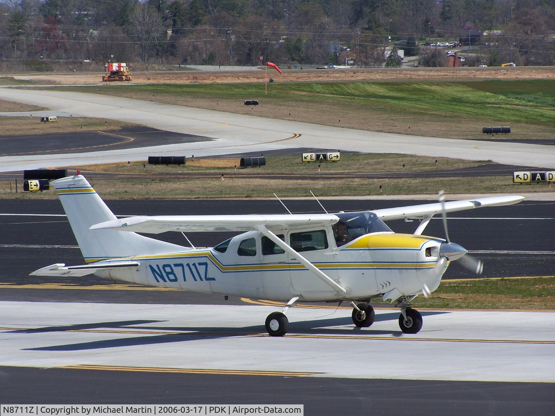 N8711Z, 1968 Cessna P206C Super Skylane C/N P206-0511, Taxing to Runway 20L