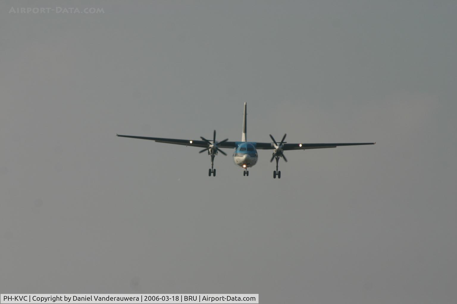 PH-KVC, 1990 Fokker 50 C/N 20191, descending to rnw 02
