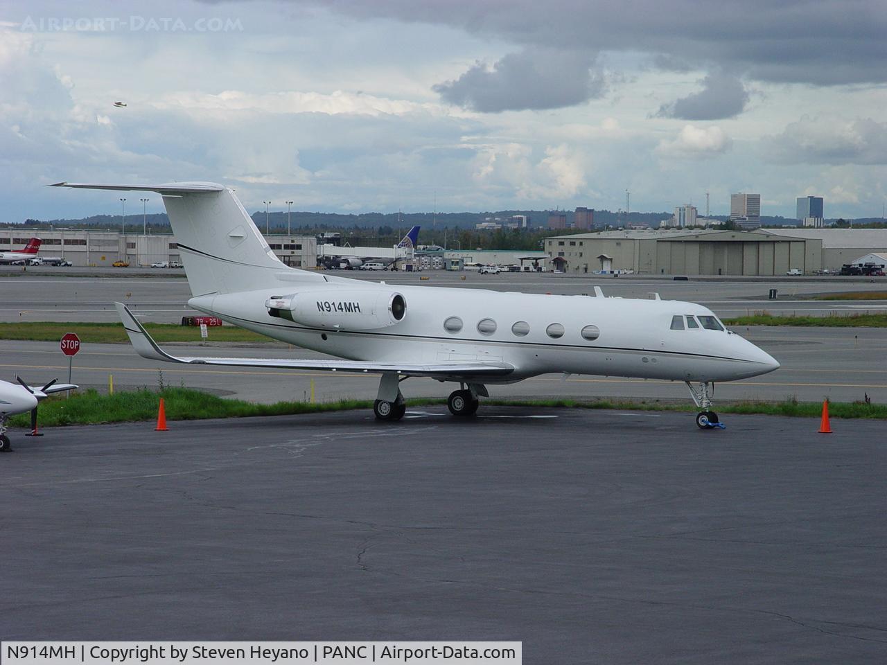 N914MH, 1970 Gulfstream American G-1159 Gulfstream II C/N 091, GIISP awaiting a charter on its home ramp.