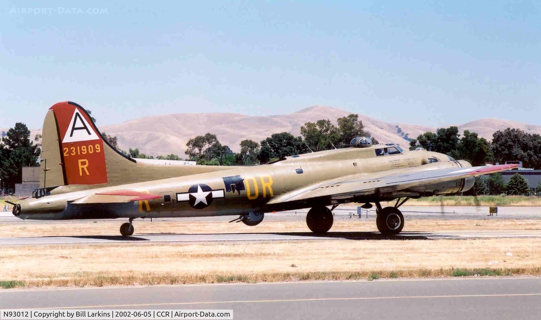 N93012, 1944 Boeing B-17G-30-BO Flying Fortress C/N 32264, Taxi for takeoff