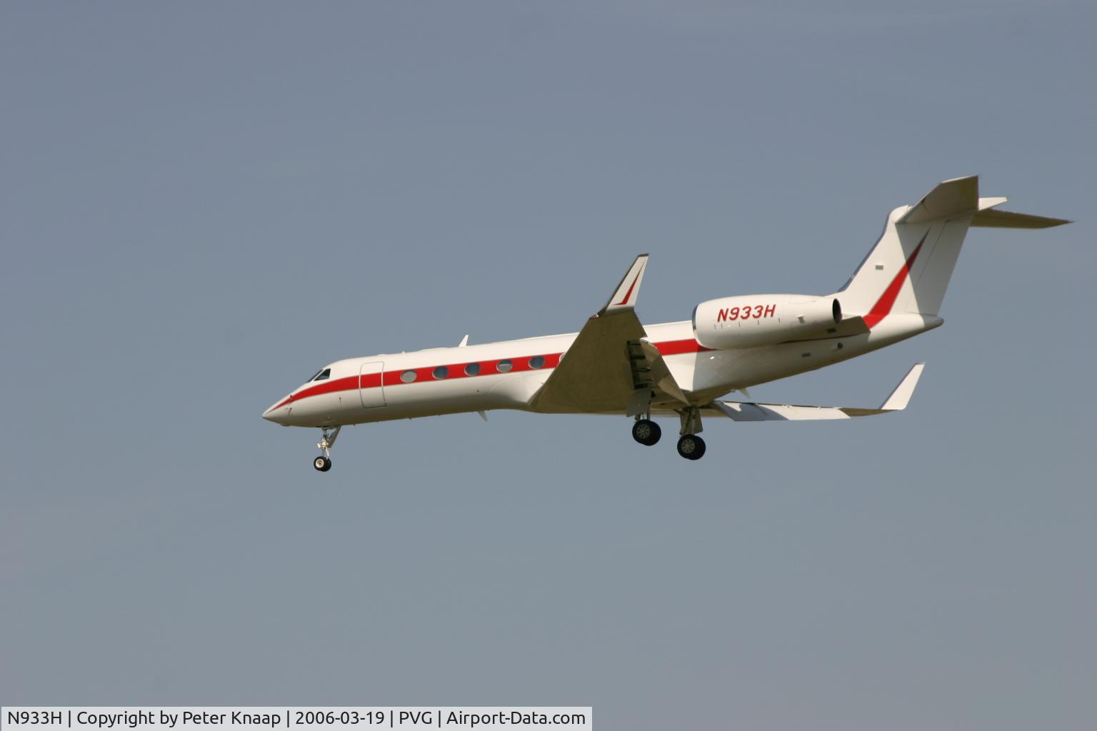 N933H, 2005 Gulfstream Aerospace GV-SP (G550) C/N 5077, On short final at PVG Shanghai Pudong Airport. 19/03/2006.