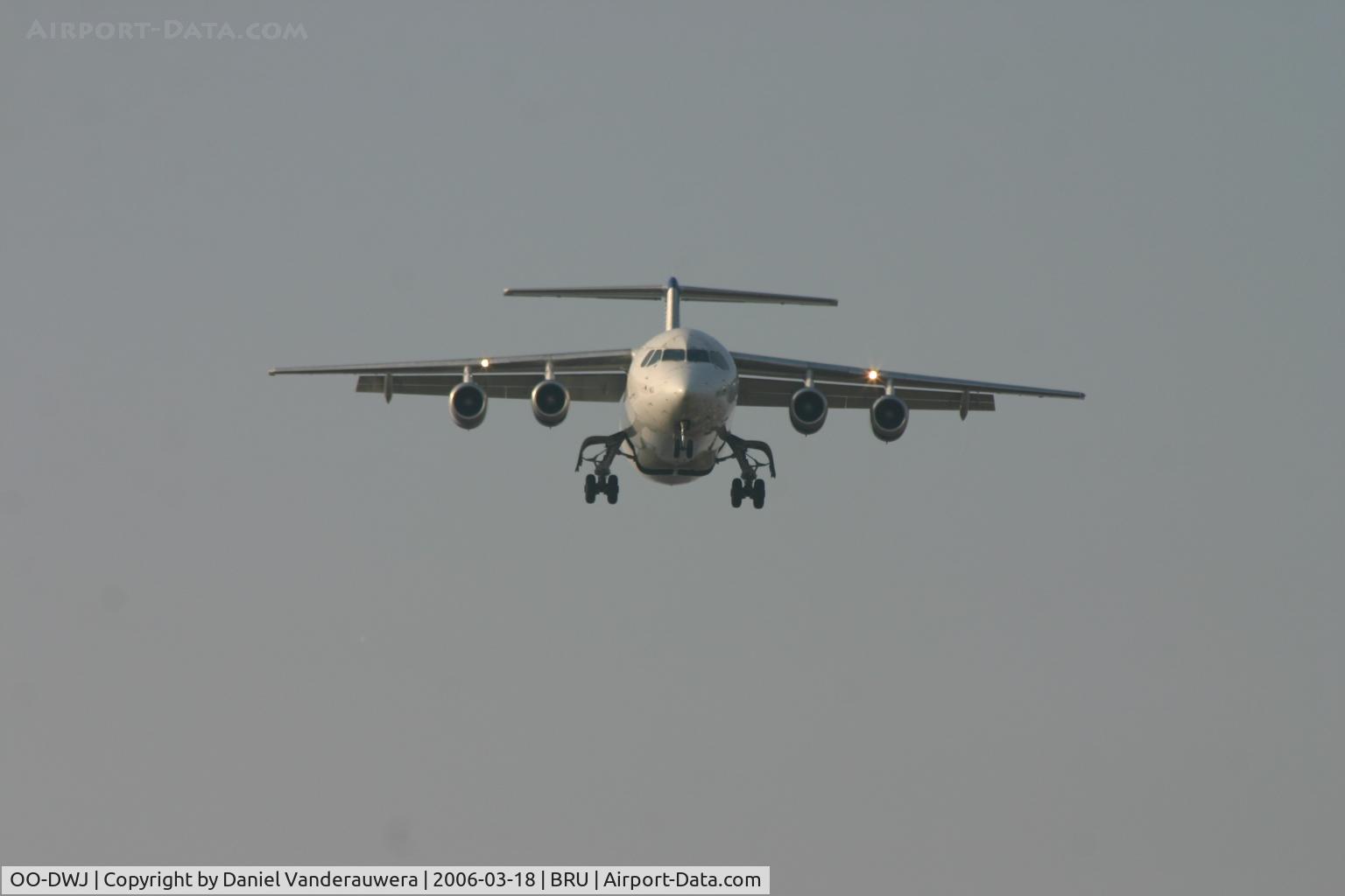OO-DWJ, 1999 British Aerospace Avro 146-RJ100 C/N E3355, flight SN3208 is descending to rnw 02