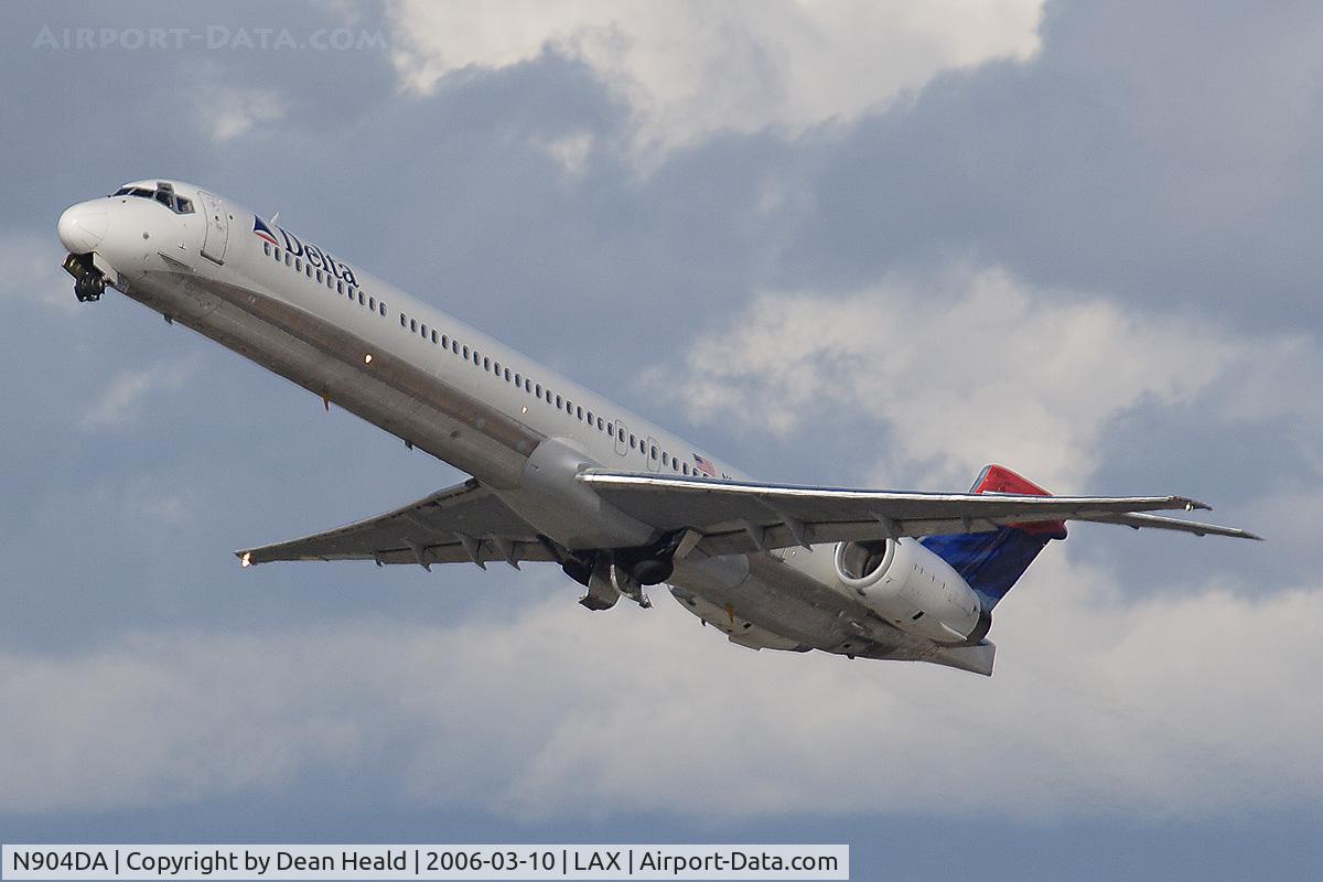 N904DA, 1995 McDonnell Douglas MD-90-30 C/N 53384, Delta Airlines N904DA - McDonnell Douglas MD-90-30 - departing LAX RWY 25R.