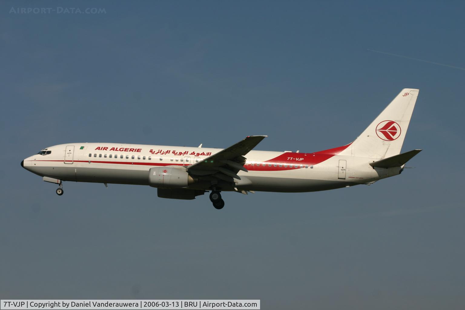 7T-VJP, 2001 Boeing 737-8D6 C/N 30208, short to land on rnw 25L