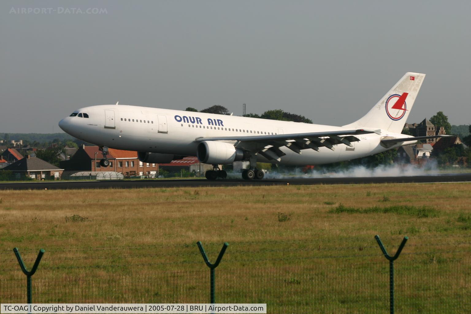 TC-OAG, 1994 Airbus A300B4-605R C/N 747, touching rnw 25L