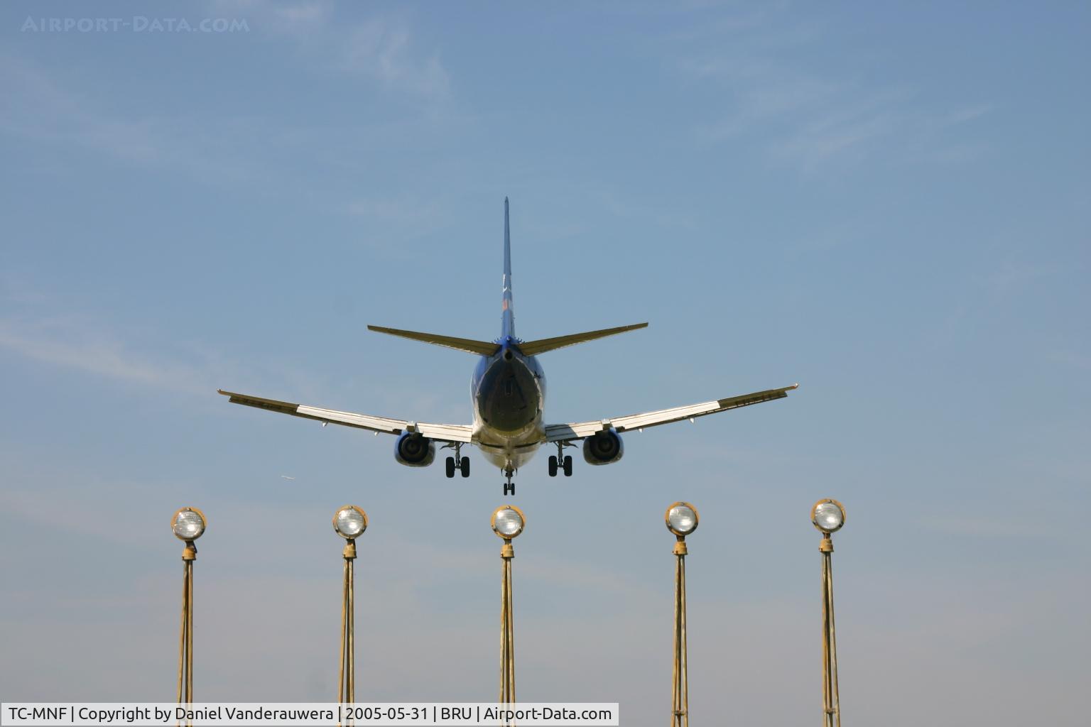 TC-MNF, 1989 Boeing 737-4K5 C/N 24126, descending to rnw 25L