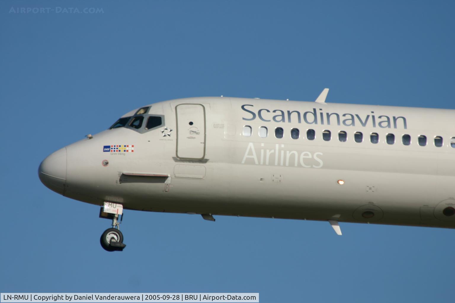 LN-RMU, 1992 McDonnell Douglas MD-87 (DC-9-87) C/N 53340, arrival of GRIM VIKING on rnw 25L