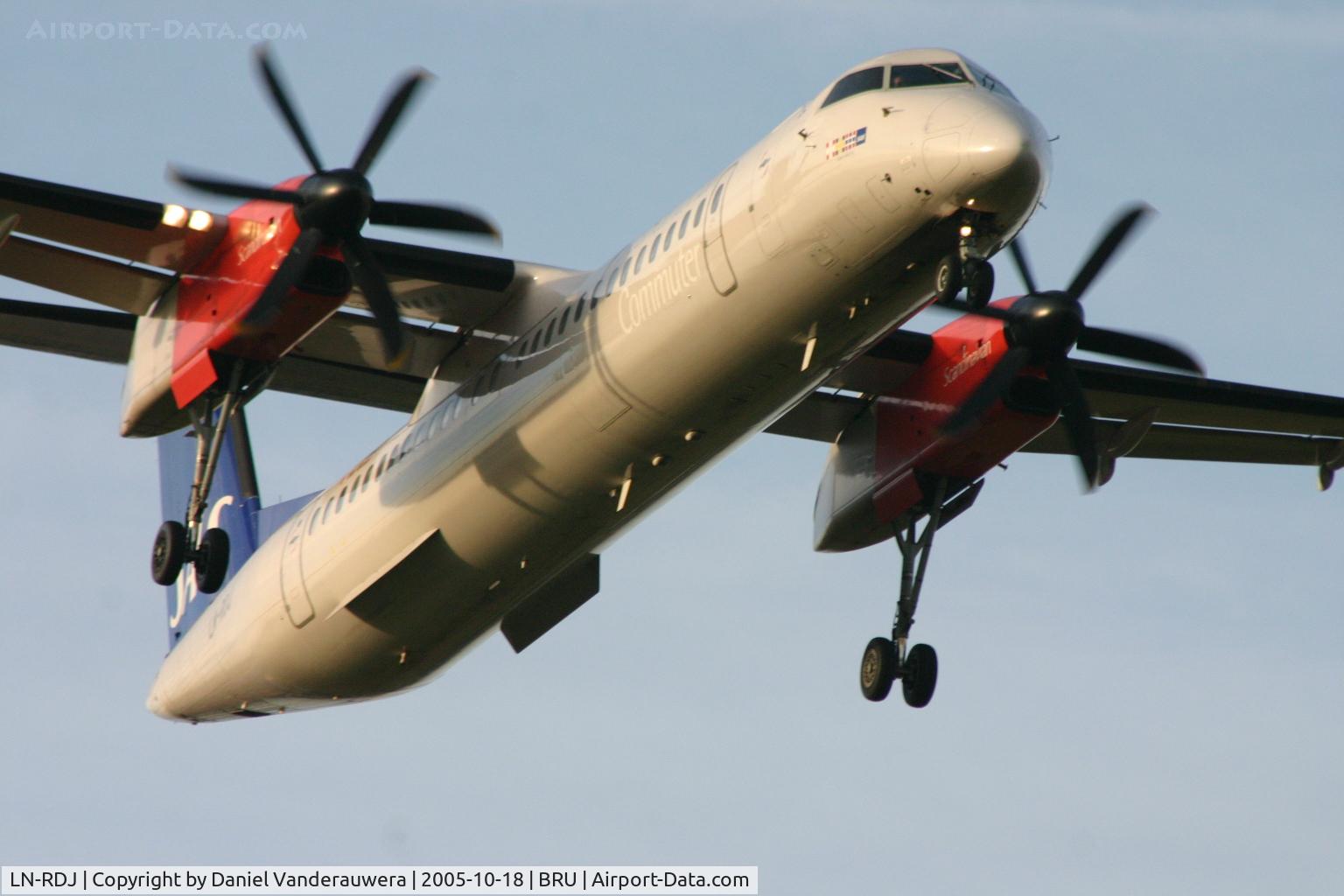 LN-RDJ, 1999 De Havilland Canada DHC-8-402Q Dash 8 C/N 4010, arrival on rnw 02