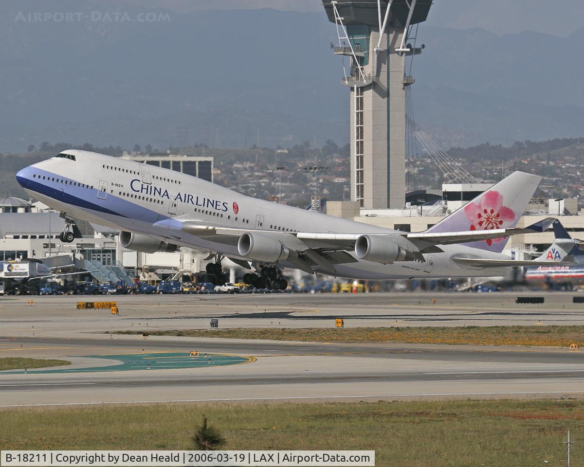 B-18211, 2004 Boeing 747-409 C/N 33735, China Airlines B-18211 (FLT CAL5) departing LAX RWY 25R enroute to Chiang Kai Shek International Airport (RCTP) - Taipei, Taiwan.
