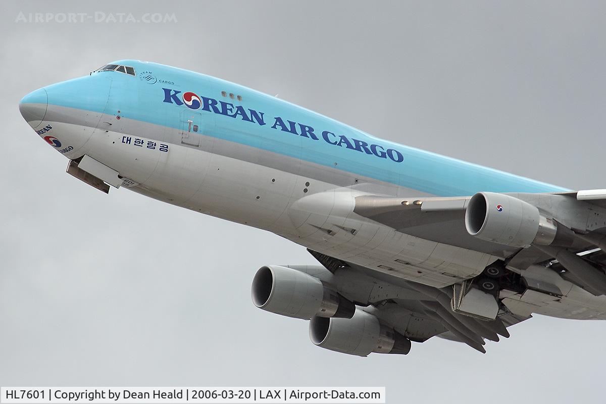 HL7601, 2004 Boeing 747-4B5F/SCD C/N 33949, Close-up shot of Korean Air Cargo HL7601 (FLT KAL8206) - Boeing 747-4B5F (SCD) - departing LAX RWY 25L on an overcast day enroute to Incheon International Airport (RKSI) - Seoul, Korea.