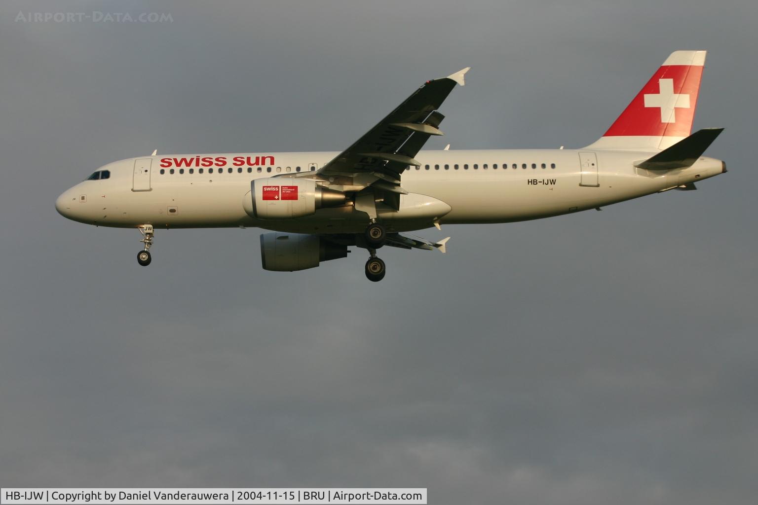 HB-IJW, 2003 Airbus A320-214 C/N 2134, arrival to rnw 25L