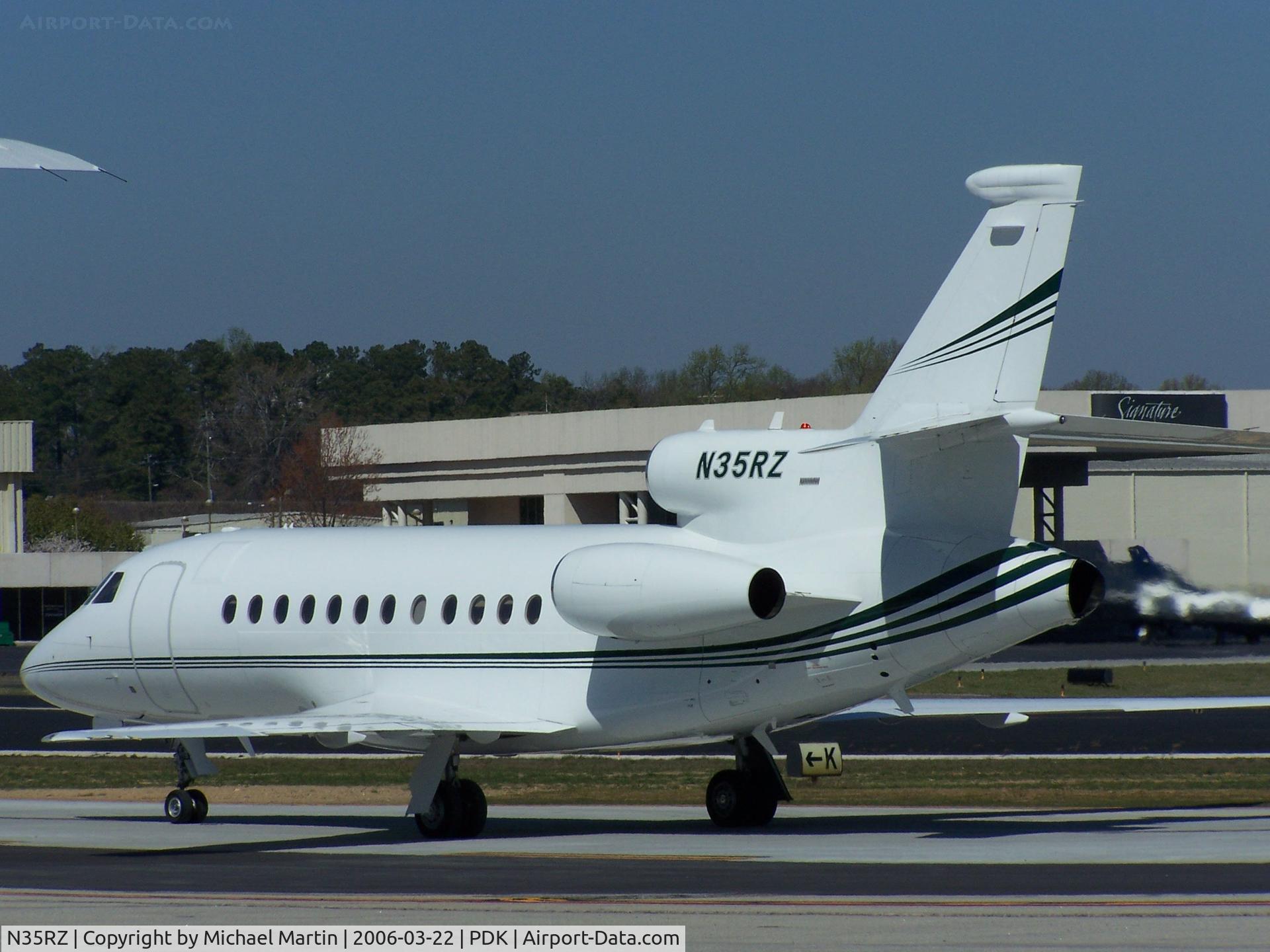 N35RZ, 1994 Dassault Falcon 900B C/N 137, Taxing to Jet Fueling for a top off