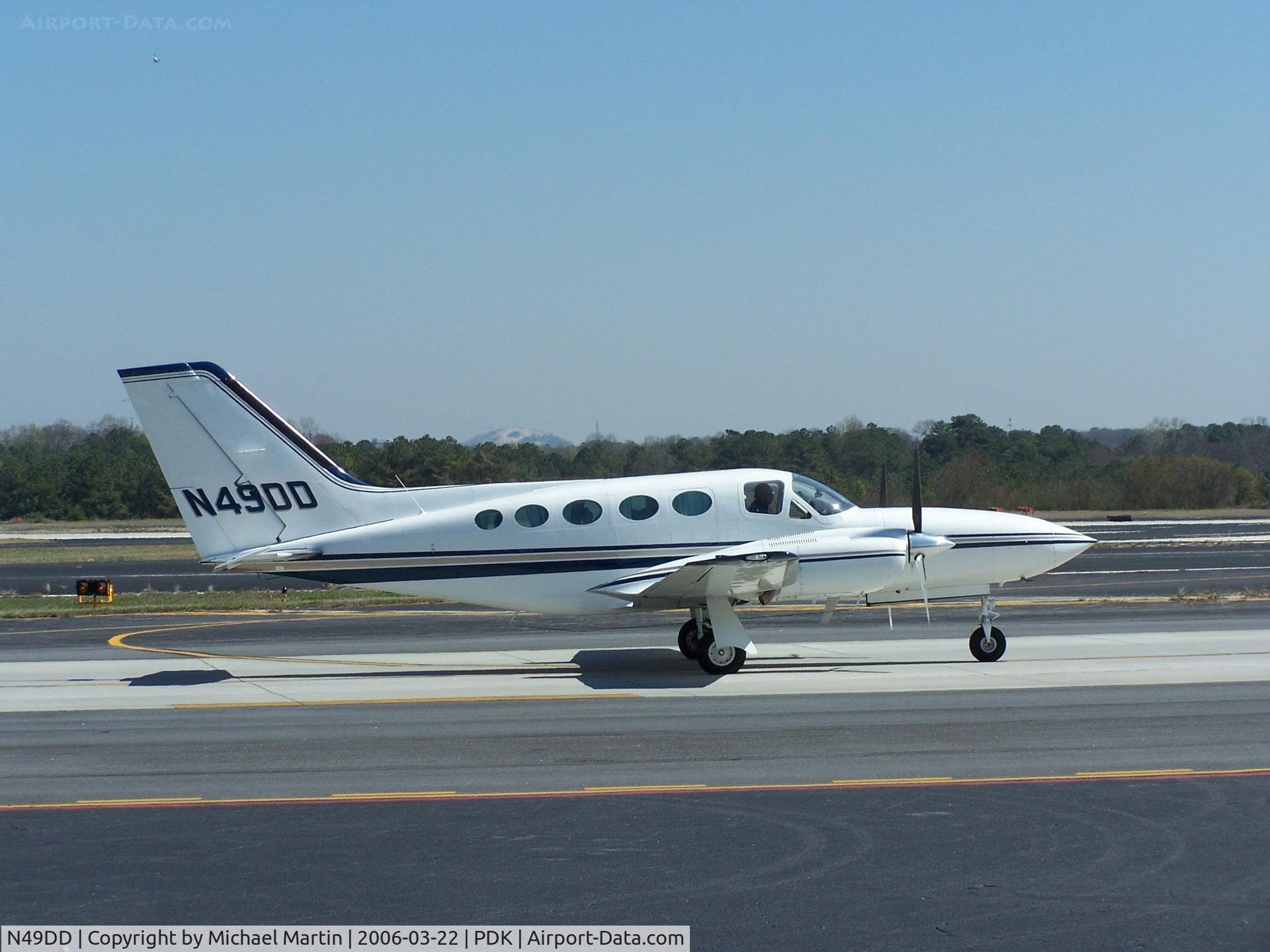 N49DD, 1976 Cessna 421C Golden Eagle C/N 421C0076, Taxing to Runway 2R