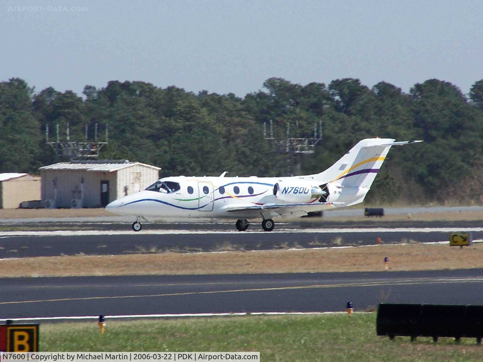 N7600, Raytheon Aircraft Company 400A C/N RK-395, Landing 2R - Nice Stripes!