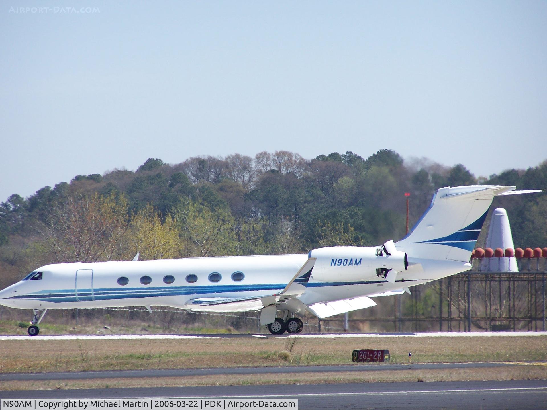 N90AM, 1999 Gulfstream Aerospace G-V C/N 592, So big, it won't fit into the lens!  Landing 2L.