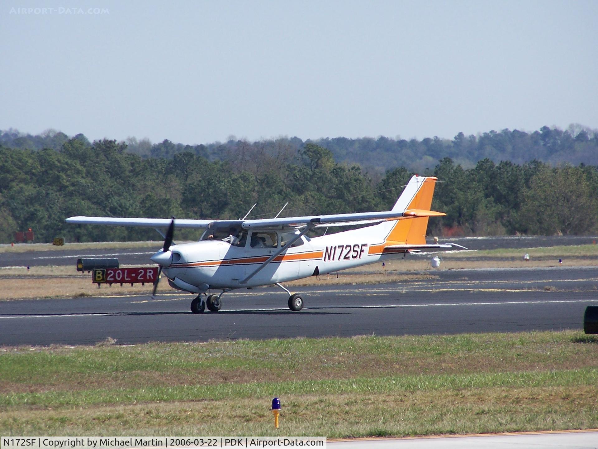N172SF, 1984 Cessna 172RG Cutlass RG C/N 172RG1149, Taxing to Epps Air Service