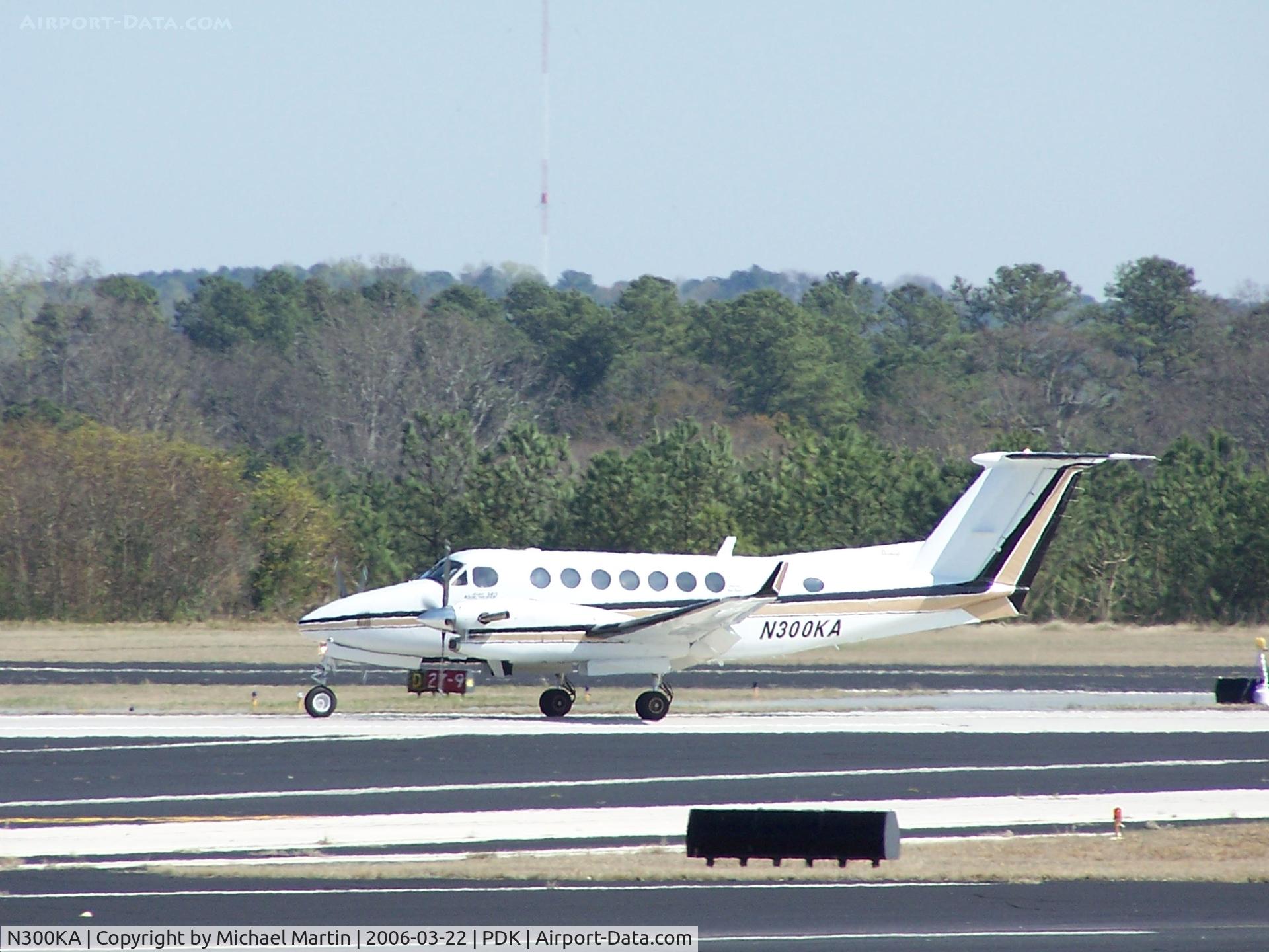 N300KA, 1990 Beech B300 King Air C/N FL-28, Landing PDK on 2R
