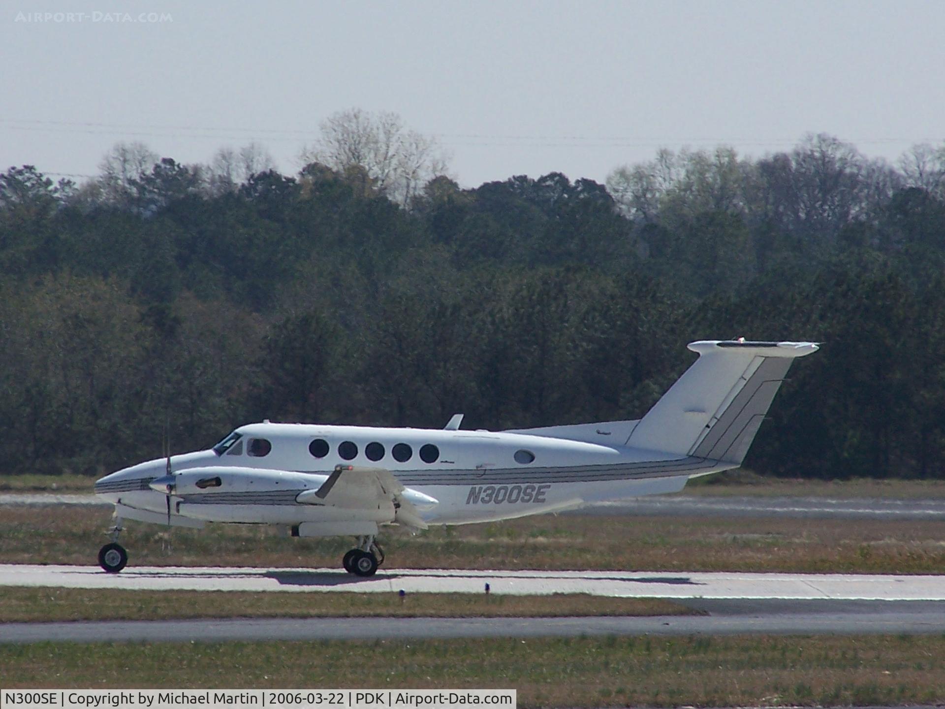 N300SE, 1985 Beech 300 C/N FA-68, Arriving PDK on 2R