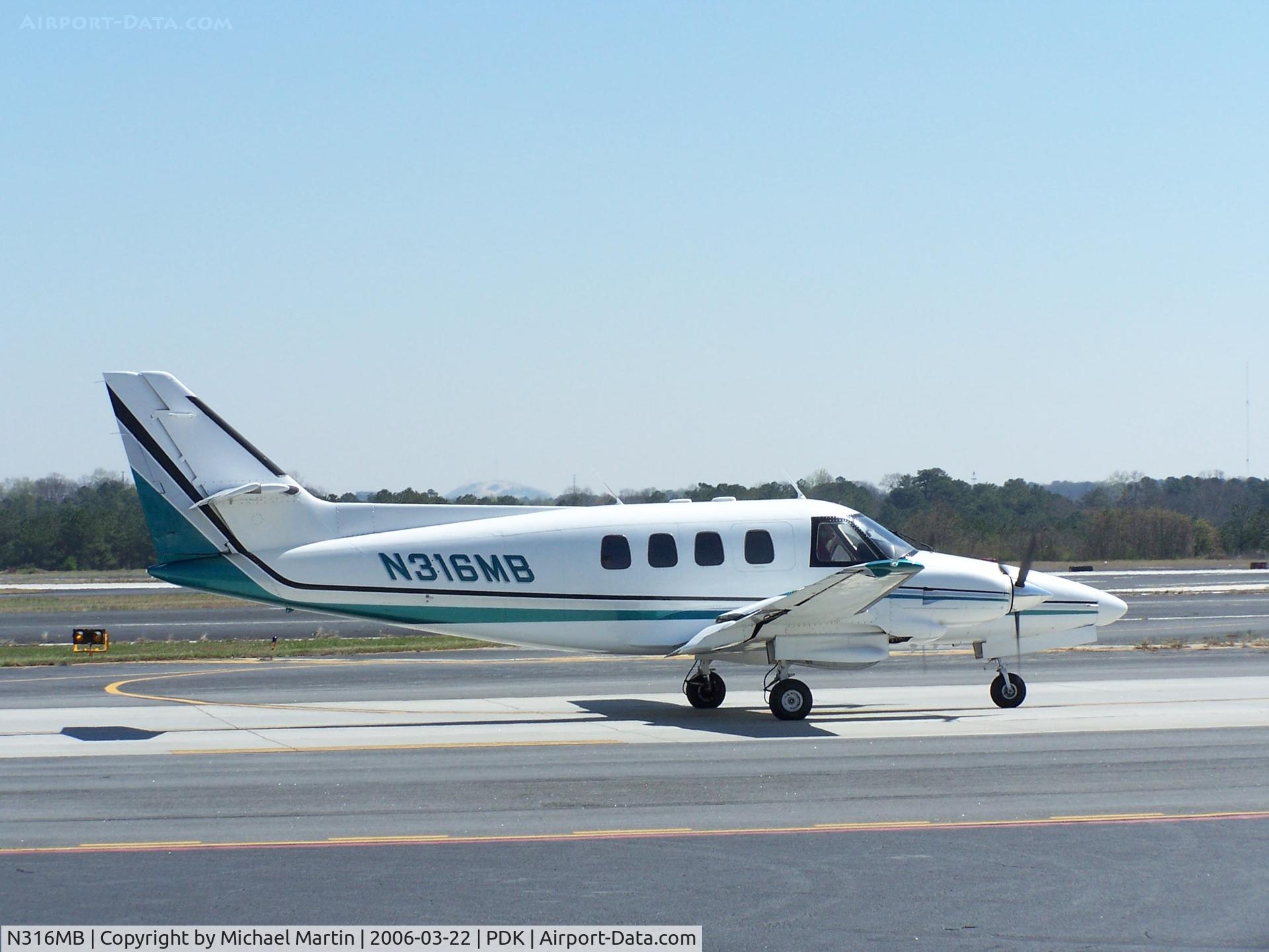 N316MB, 1979 Rockwell International 700 C/N 70019, Taxing to Runway 2R