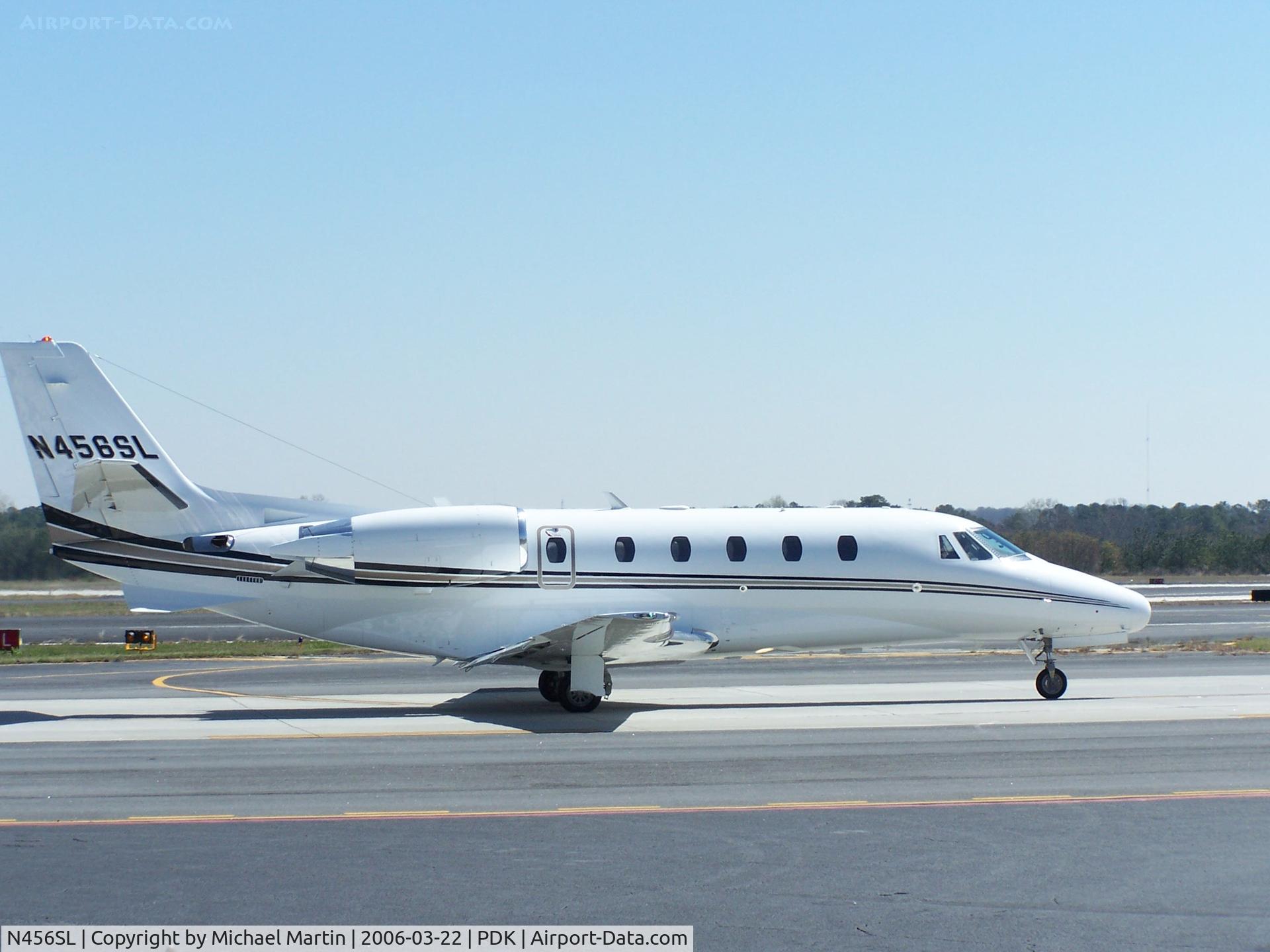 N456SL, 2004 Cessna 560XL Citation Excel C/N 560-5528, Taxing to Runway 2R