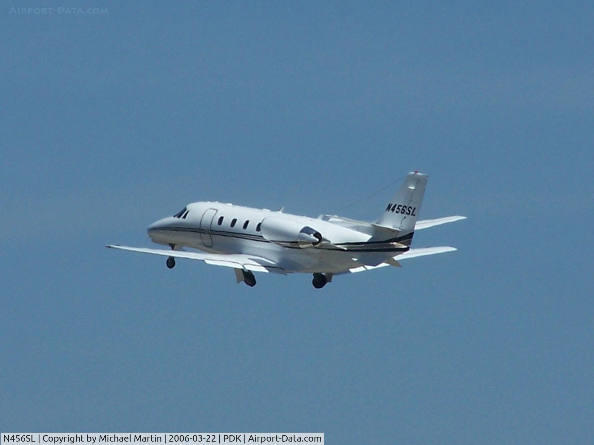 N456SL, 2004 Cessna 560XL Citation Excel C/N 560-5528, Departing PDK - Gear Up!