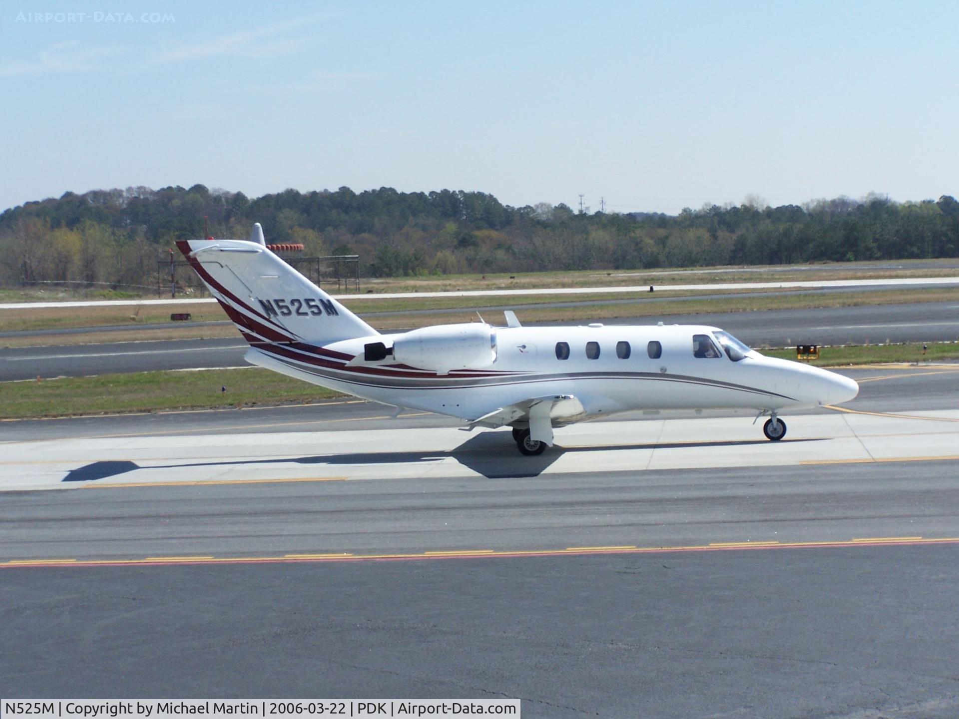 N525M, 1999 Cessna 525 C/N 525-0334, Taxing to Runway 2R
