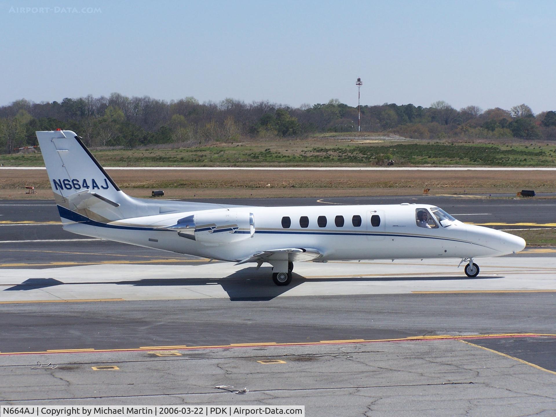 N664AJ, 1989 Cessna 550 C/N 550-0613, Taxing to Runway 2R