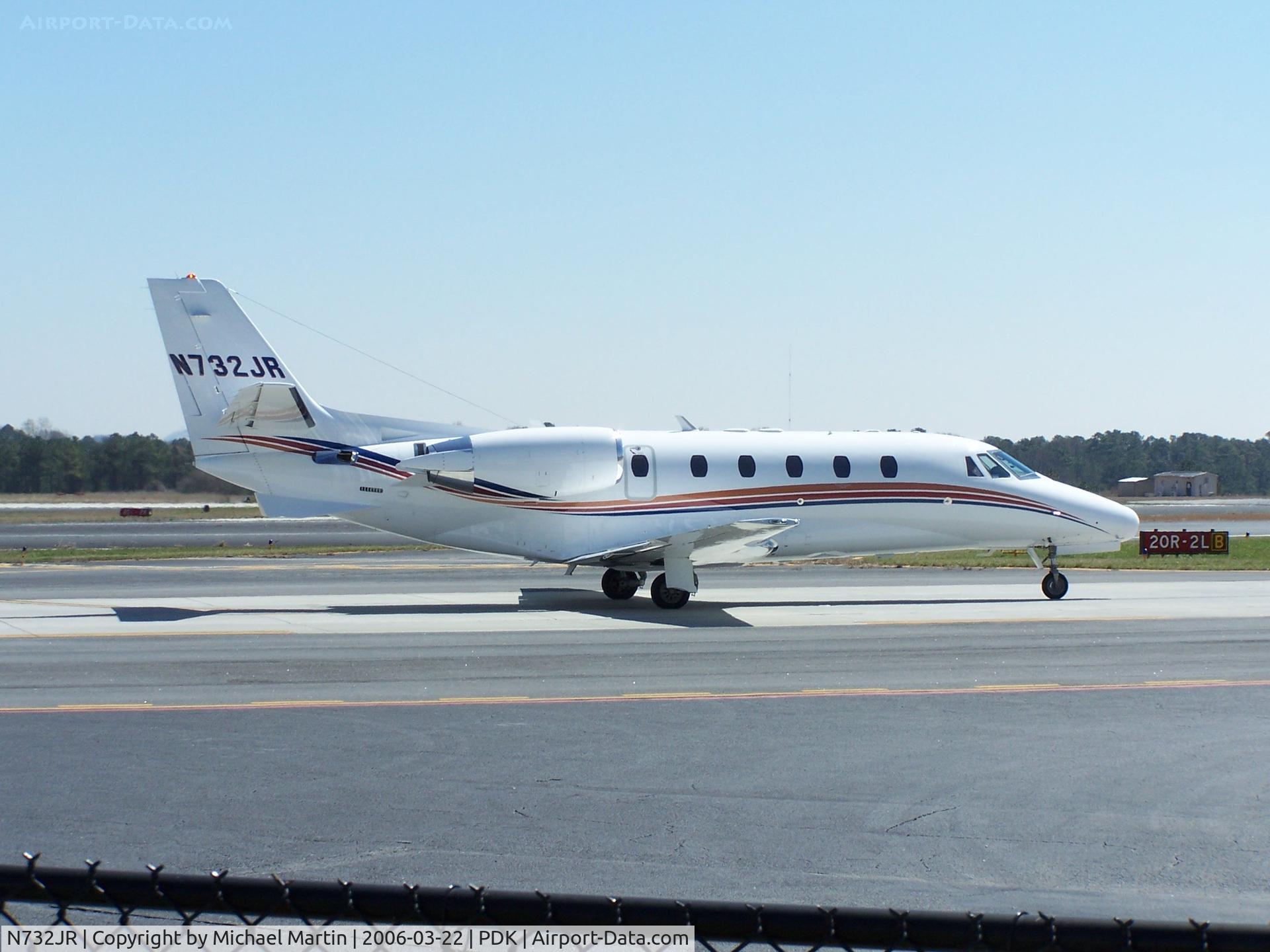 N732JR, 2004 Cessna 560XLS Citation Excel C/N 560-5503, Taxing to Runway 2R