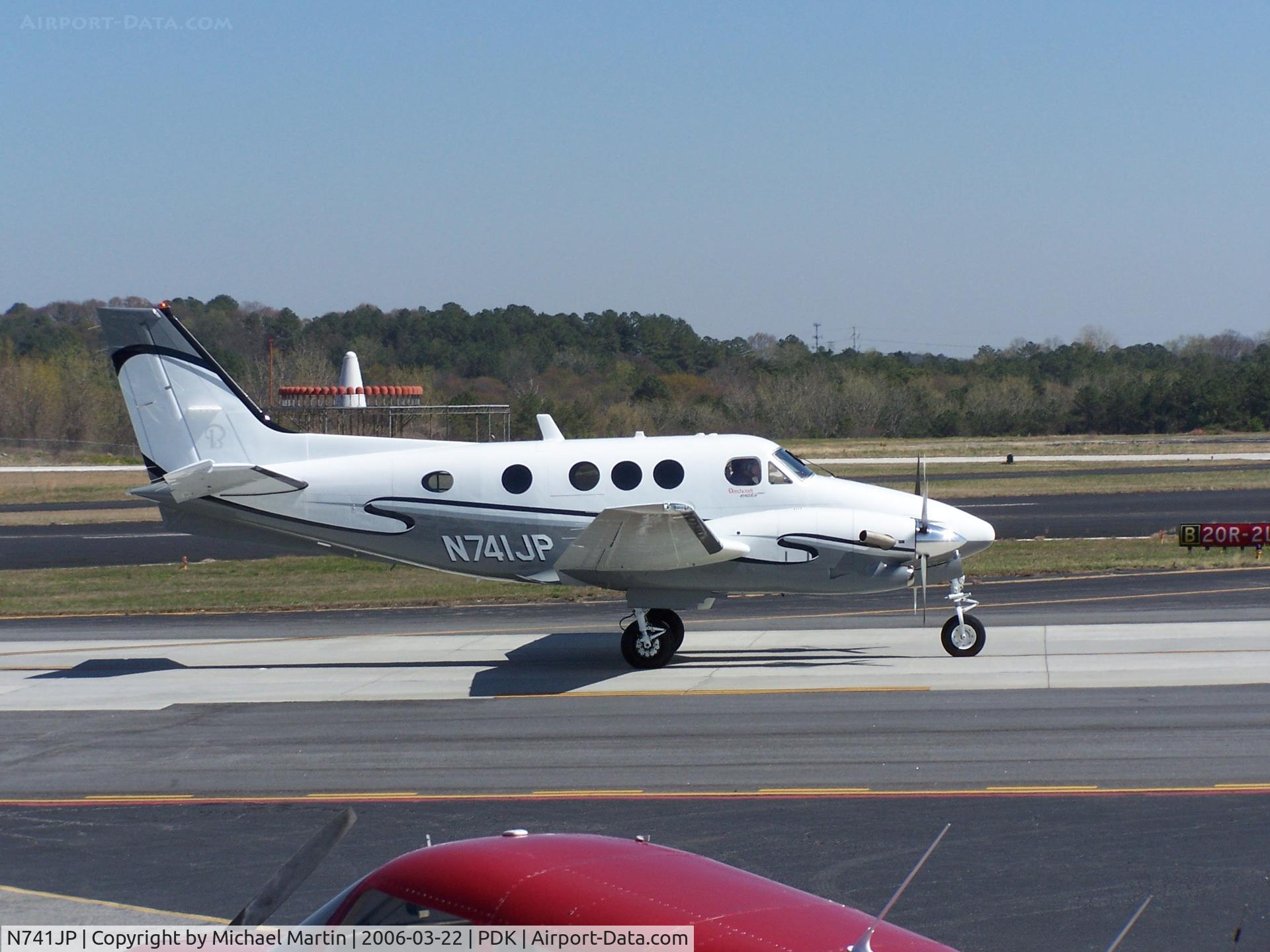 N741JP, 2006 Beech C90GT King Air C/N LJ-1756, Taxing to Runway 2R