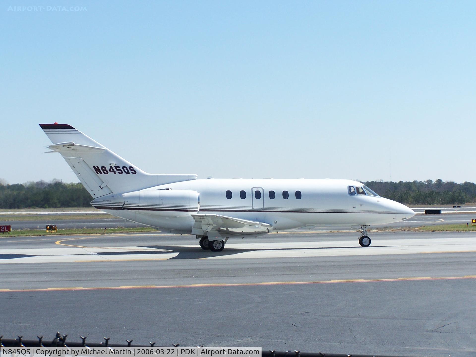 N845QS, 2001 Raytheon Hawker 800XP C/N 258545, Taxing to Runway 2R