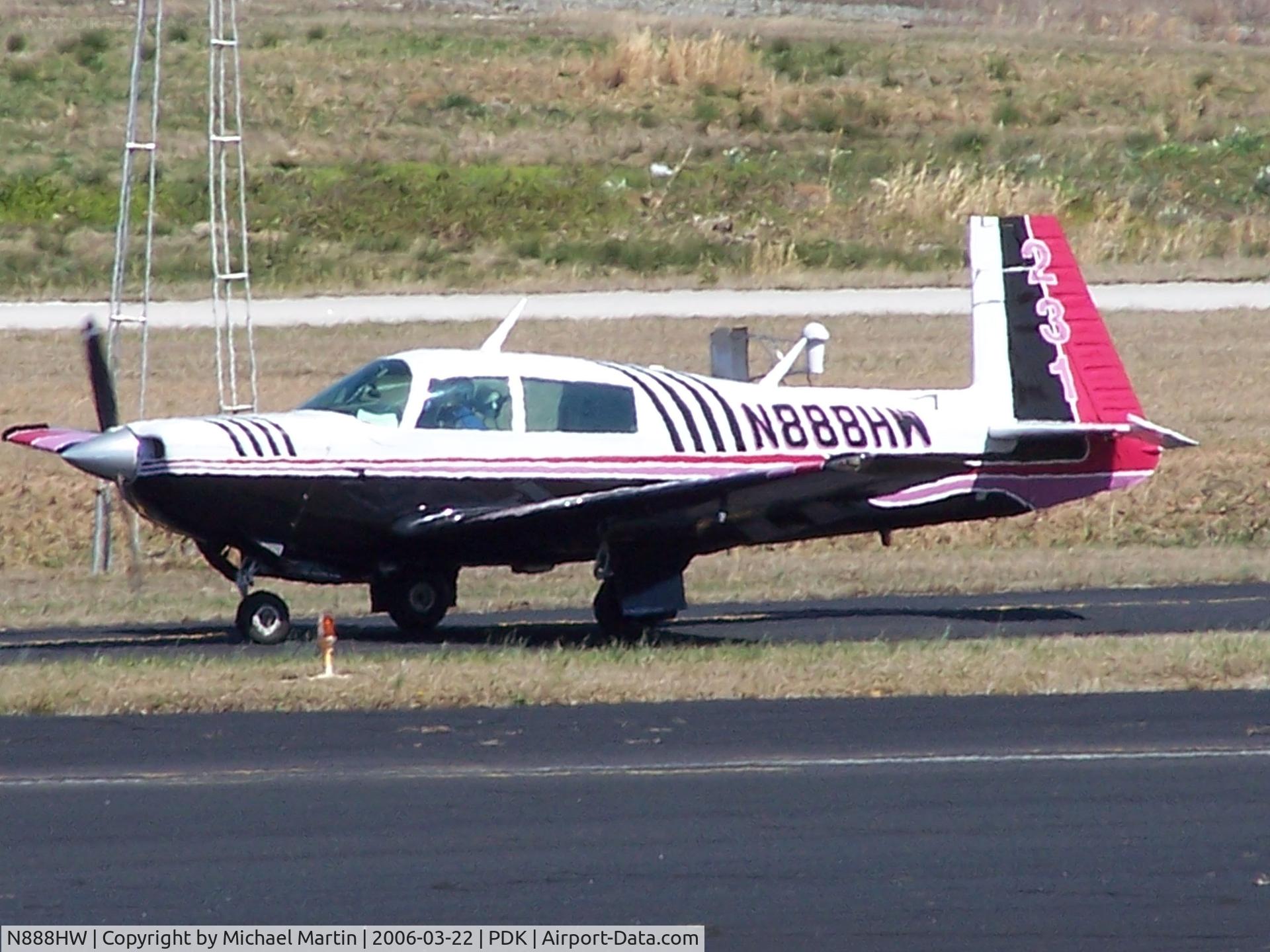 N888HW, 1981 Mooney M20K C/N 25-0590, Taxing to Epps Air Service