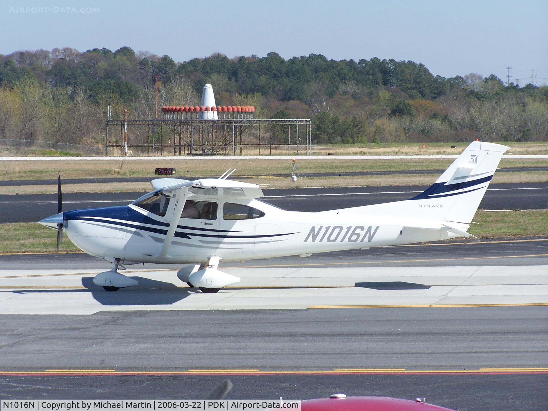 N1016N, 2005 Cessna 182T Skylane C/N 18281547, Taxing to Epps Air Service