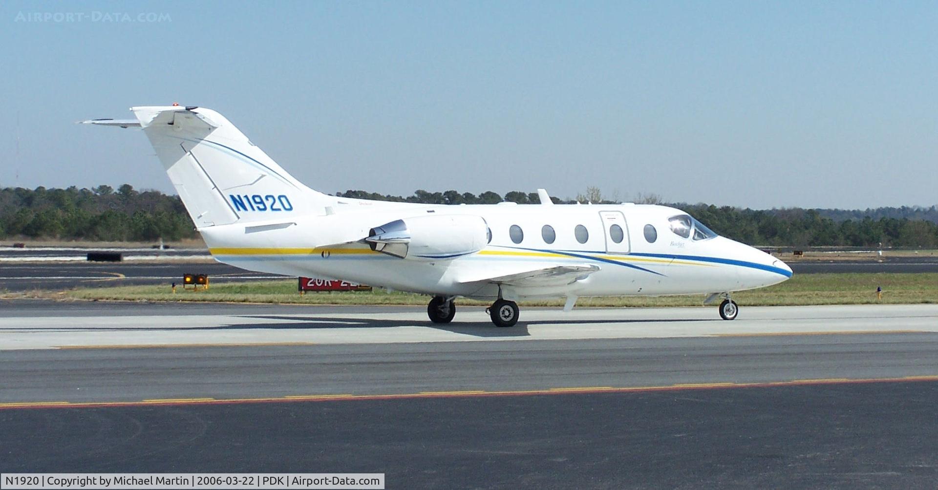 N1920, 1991 Beech 400A Beechjet C/N RK-21, Taxing to Runway 2R