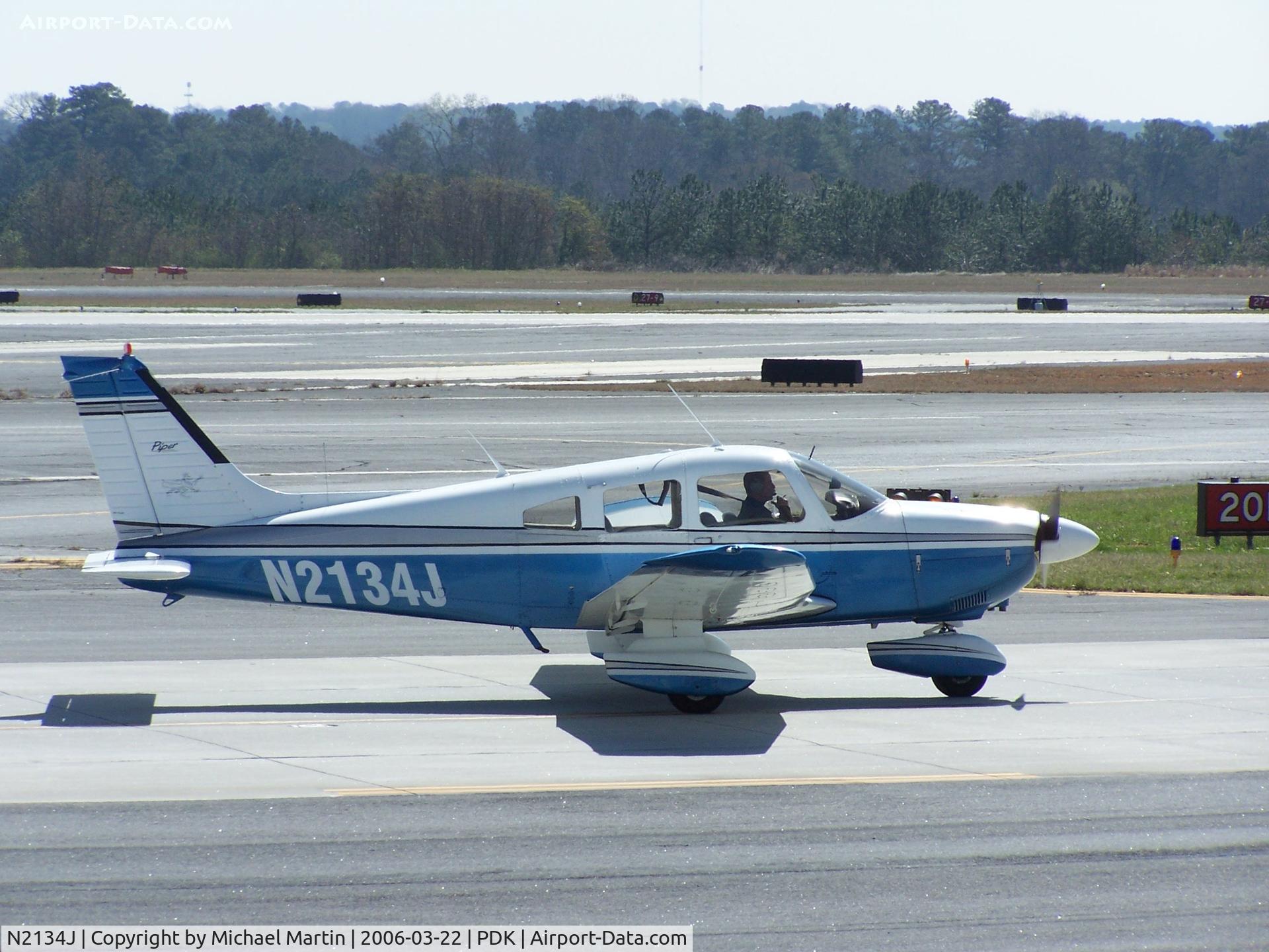 N2134J, 1978 Piper PA-28-181 C/N 28-7990218, Taxing to Runway 2R