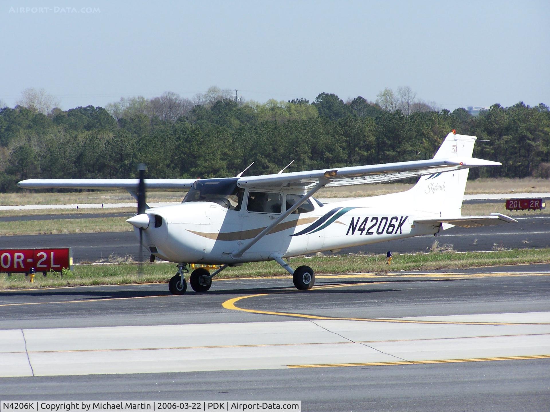 N4206K, 1999 Cessna 172R C/N 17280751, Taxing to Epps Air Service